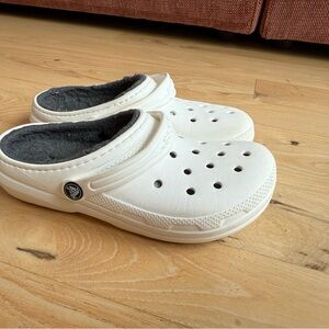 CROCS White Clogs with Dark Gray Fleece Lining, Size J5